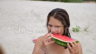 孩子们在海滩上吃西瓜。 少女粉刺吃西瓜慢动作视频。 概念